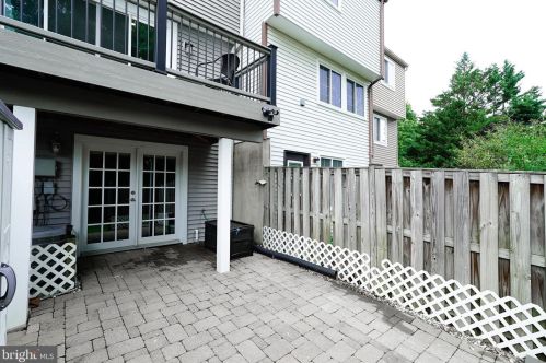 6841 Heatherway Ct, Alexandria VA 22315-3942 exterior