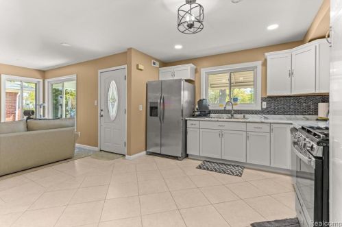 4964 Monroe St, Dearborn Heights MI  48125-2525 exterior