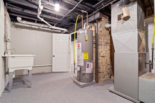 2812 8th St, Milwaukee WI 53215-3933 exterior