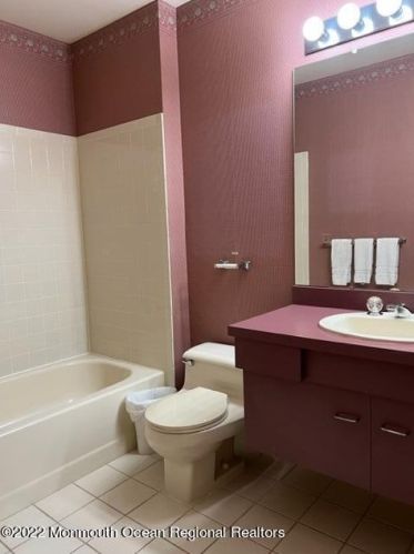 51 Poplar Pl, East Freehold NJ 07728-4120 exterior