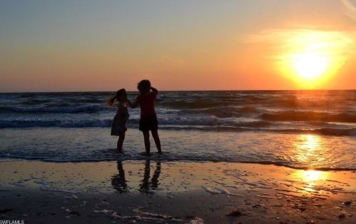 859 Tanbark Dr, Naples FL 34108-6504 exterior