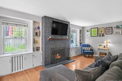 8 Broadview Ter, Norwalk, CT 06851-3917