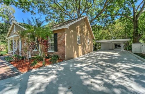 8919 Arrawana Ave, Tampa FL 33614-1810 exterior