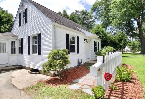 45 Balfour Dr, Springfield, MA 01118-1138