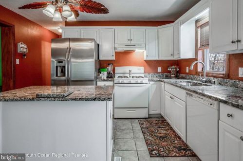 4 Vine St, Berkeley Township NJ 08721-2420 exterior