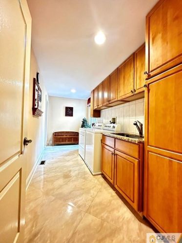 21 Southfield Rd, Edison NJ 08820-3141 exterior