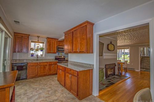 147 Cottage Rd, Enfield CT 06082-2209 exterior