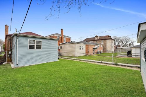 9740 Calumet Ave, Chicago IL 60616-2439 exterior