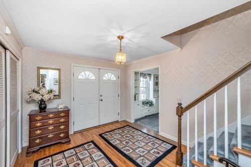 360 Pinewood Dr, Springfield, MA 01106-1644