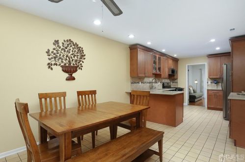 156 Maplewood Ct, Edison NJ 08820-1055 exterior