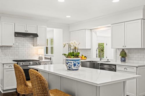 7705 Lake Dr, Milwaukee WI  53217-2910 exterior