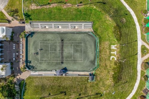 3315 Europa Dr, Naples FL 34105-7604 exterior