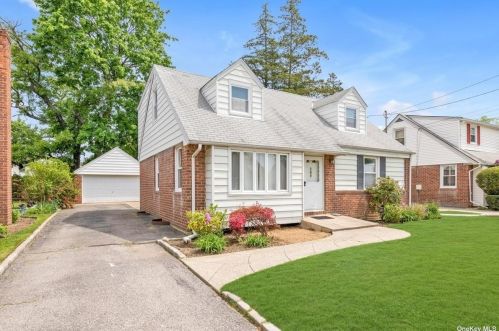 127 Berry St, Valley Stream, NY 11580-3431