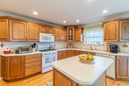 141 Bond St, Babylon, NY 11704-2856