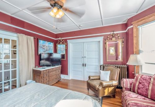 22 Freebody St, Middletown, RI 02840-3548