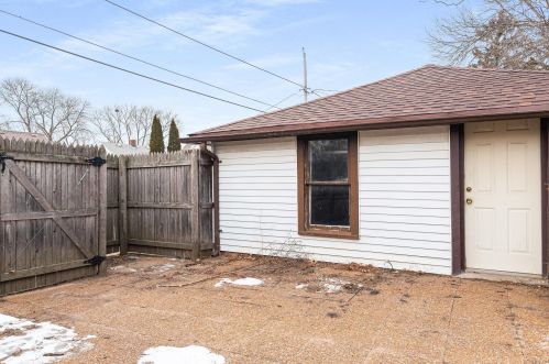 3253 Newhall St, Milwaukee WI 53211-3043 exterior