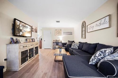 4 Grn Ave, Valley Cottage NY 10989-1807 exterior