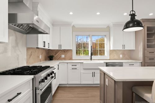 42 Kings Hwy, Westport CT  06880-4710 exterior