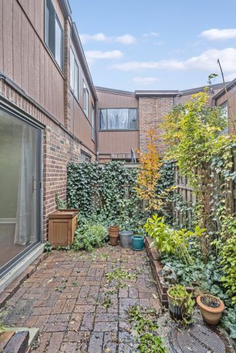 1801 Touhy Ave, Chicago IL  60626-2364 exterior