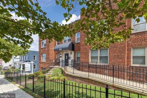 1210 Holbrook Ter, Washington, DC 20002-2755