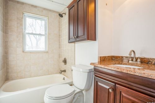 540 18 St, Babylon NY 11704-2201 exterior