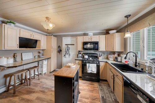 17 Hooksett Tpke, Concord NH  03304-4415 exterior