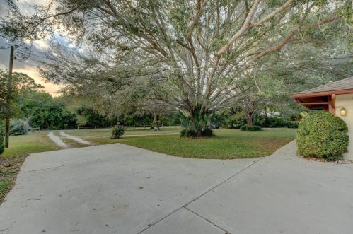 5406 Palmetto Dr, Fort Pierce FL 34982-7481 exterior