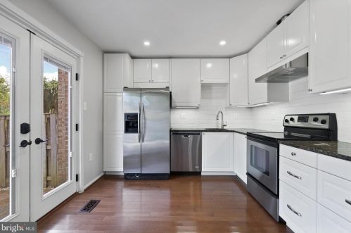 8284 Clifton Farm Ct, Alexandria VA  22306-3265 exterior