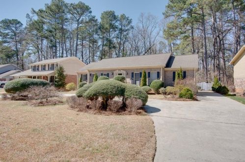 4135 Oak Crst Dr, Tucker GA 30084-7521 exterior