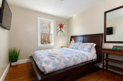 93 Maple Ave, Middletown RI 02842-4889 exterior