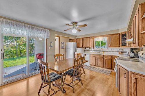 660 Regency Dr, Pittsburgh, PA 15239-1383