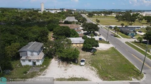 910 10th St, Fort Pierce, FL 34950-9331