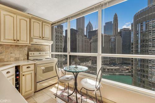 405 Wabash Ave, Chicago IL  60605-1208 exterior