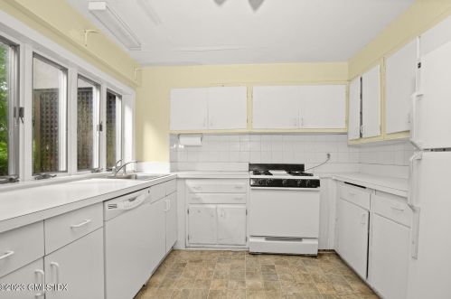 30 Brookridge Dr, Greenwich CT 06830-4830 exterior