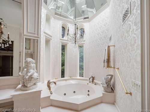 2009 Victoria Hl, Rochester MI exterior