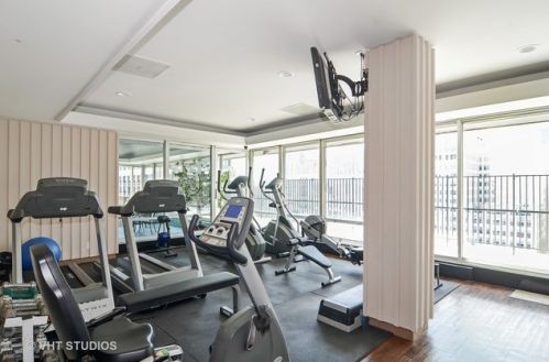 201 Chestnut St, Chicago IL 60611-2358 exterior