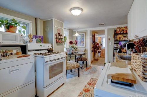 302 Woodbridge St, Manchester CT 06042-2372 exterior