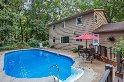 5913 Manorwood Dr, Kalamazoo, MI 49009-9110