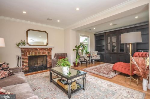 4963 Crescent St, Bethesda MD  20816-1722 exterior