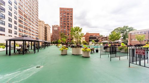 525 Hawthorne Pl, Chicago IL  60657-2907 exterior