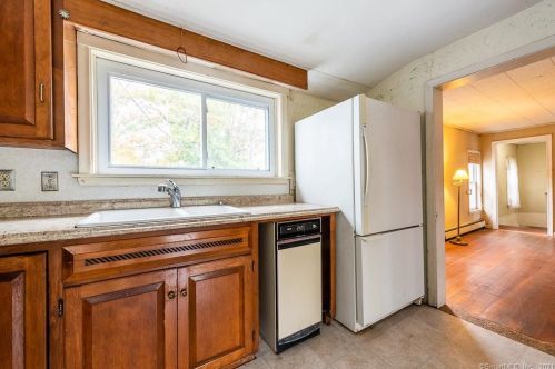 1075 Poquonock Ave, Windsor CT 06095-1234 exterior