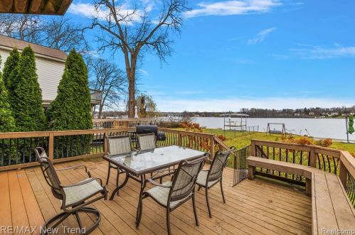 692 Appalachi St, Walled Lake MI  48390-1005 exterior