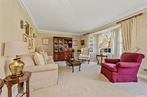 91 Gannet Dr, Commack, NY 11725-4921