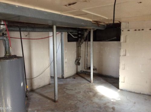 210 Hackley Ave, Meskegon MI 49444-1060 exterior