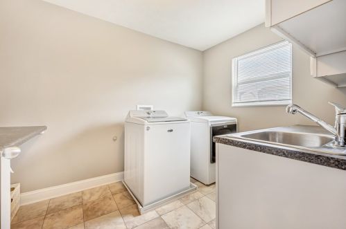 609 Aberdeen Ct, Moon Twp PA  15108 exterior