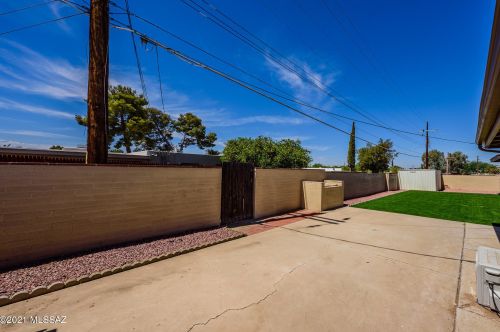 8648 Kenyon Dr, Tucson AZ  85710-4234 exterior