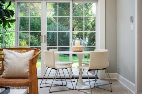 31 Crst Rd, Norwalk CT 06853-1207 exterior