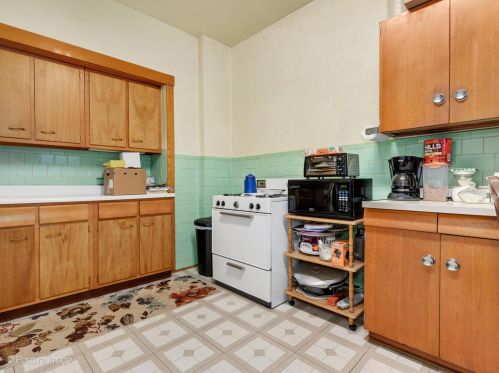 2008 Addison St, Chicago IL 60618-6102 exterior