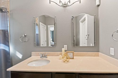 7000 Bay City Bnd, Austin TX 78725-2938 exterior