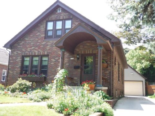 1026 14th St, Manitowoc, WI 54220-3235